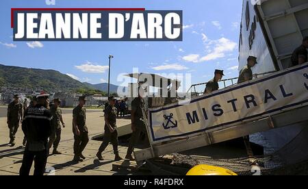 Les Marines américains et les marins à la Compagnie India, 3e Bataillon, 8e, 3e Division de Marines Marines, préparez-vous à embarquer sur le navire français le BPC Mistral de Sasebo, Japon, le 4 mai, 2017. Les Marines et les marins rejoindre les forces amphibies du Japon, la France et le Royaume-Uni, d'exécuter Jeanne D'Arc un exercice dirigé par Français annuel visant à renforcer les partenariats stratégiques et l'exercice de la liberté de navigation dans tout le Indo-Asia-région du Pacifique. Banque D'Images