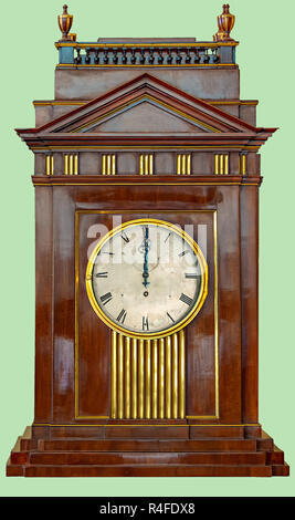 Horloge ancienne, dans un coffret en bois dans l'architecture romaine classique, isolées sur fond vert avec chemin de détourage. Banque D'Images