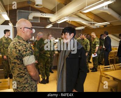 Le colonel du Corps des Marines américain Doug Bruun, commandant de l'élément de coordination Maritime Maritime avec l'Europe une force de rotation 17,1, rencontre Ine Eriksen Soreide, la ministre norvégienne de la Défense, à la Chow hall at Vaernes Garnison, la Norvège, le 4 mai 2017. Le ministre de la Défense a visité la base accompagné par le chef de la défense et d'autres dignitaires pour une rencontre de planification pour l'opération de maintenance puissant. L'opération de maintenance puissant a été créé pour examiner l'état de préparation opérationnelle des forces armées norvégiennes. Banque D'Images