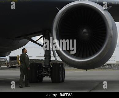 JOINT BASE ELMENDORF-RICHARDSON, Alaska - U.S. Air Force Tech. Le Sgt. Fernando Chavez, KC-10 Extender ingénieur de vol avec le 9e Escadron de ravitaillement en vol basée à Travis Air Force Base, en Californie, mène une inspection pré-vol avant de décoller de l'Aéroport International Ted Stevens Anchorage, le 4 mai 2017, à l'Extrémité Nord soutien à l'exercice 2017. Sw17 est l'Alaska's premier exercice multinational interarmées conçu pour des opérations pratiques, techniques et procédures ainsi que d'améliorer l'interopérabilité entre les services. Banque D'Images