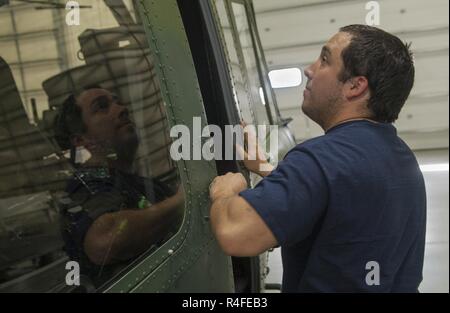 Thomas Martinez, 54e Escadron d'mécanicien d'aéronefs, ferme une porte de cabine de l'hélicoptère à Minot Air Force Base, N.D., 2 mai 2017. Les membres de l'escadron se livrent aussi à mission de recherche et de sauvetage d'urgence de la formation. Banque D'Images