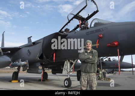 EIELSON Air Force Base, Alaska - U.S. Air Force d'un membre de la 1re classe Ryan Landrum, une 335e Unité de maintenance d'aéronefs de la charge d'armes membres de l'équipe d'un Seymour Johnson Air Force Base, N.C., pose pour une photo devant un F-15E Strike Eagle-double de l'avion de combat 335e Escadron de chasse, le 4 mai 2017 au cours d'Extrémité Nord 2017 (SW17), à l'Eielson Air Force Base, en Alaska. Sw17 est l'Alaska's premier exercice multinational interarmées conçu pour des opérations pratiques, techniques et procédures ainsi que d'améliorer l'interopérabilité entre les services. Des milliers de participants de tous les services, des aviateurs Banque D'Images