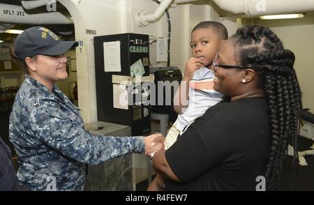 MAYPORT, Floride (4 mai 2017) - Aviation maître de Manœuvre (manutention) 3e classe Brittani Murphy Tamika accueille Roach, l'épouse de 1ère classe Quartier-maître Clarence Roach, à bord du navire d'assaut amphibie USS Iwo Jima (DG 7). Roach déployés avec Iwo Jima, en tant que membre de l'unité d'assaut 2, pendant la période 2014-2015, le déploiement du navire est décédé peu après son retour, le 26 août 2015. Banque D'Images