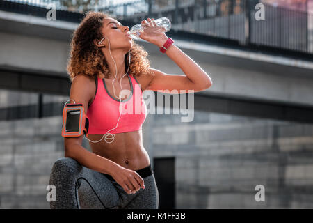 Belle jeune femme agréable étant très soif Banque D'Images