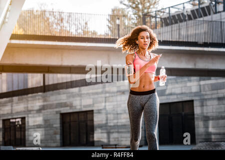 Femme maigre fit avoir une bouteille d'eau Banque D'Images