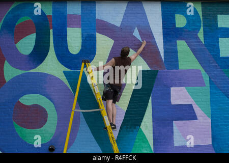 Muraliste juste au sud de Church Street Marketplace. Fait le tour du pays peintures murales pour divers groupes de citoyens et les villes. Banque D'Images