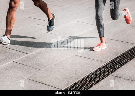 Les jambes de nice les athlètes professionnels lors de l'exécution Banque D'Images