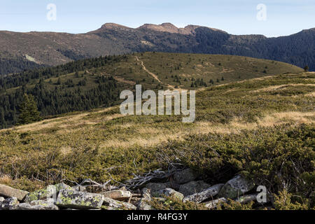 Mur de pierres et de premier plan, éloigné du Soleil sur le sommet du concombre 3 vieille montagne Banque D'Images