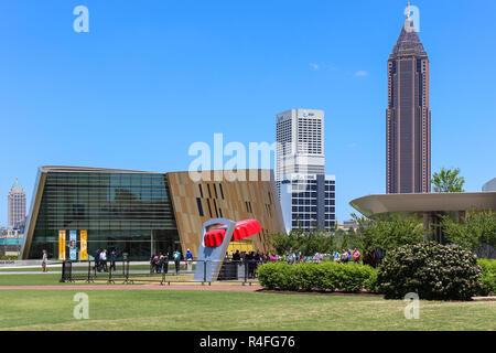 Centre pour les droits civils et humains, Coca Cola capsule de bouteille et ouvre-bouteille sculpture et Atlanta cityscape Banque D'Images