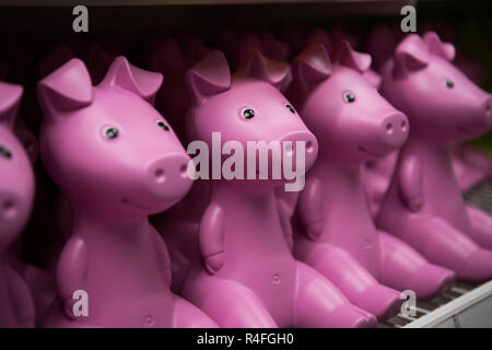 Rose en couleur mignon jouets sur afficher en vente en supermarché, des jouets est un élément attrayant pour les enfants Banque D'Images