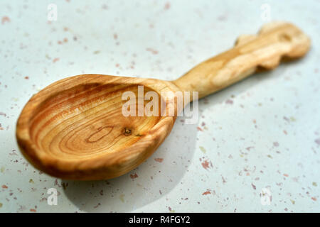 Cuillère en bois artisanal fabriqué à partir de Wild Cherry Tree Banque D'Images