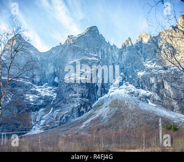 Trollveggen, ou Troll Wall, visage de roche près d'Andsnes en Norvège Banque D'Images