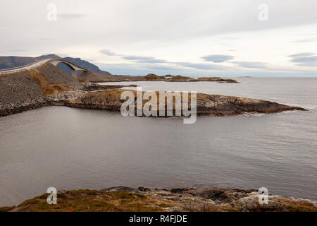 Pont Storsisundet sur la route Atlantique (Atlanterhavsveien) et le littoral près de Kristiansund, Norvège Banque D'Images