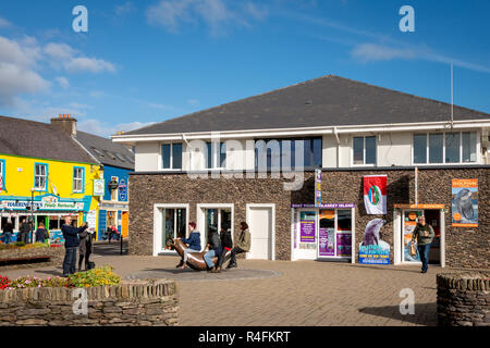 Fungie la statue de dauphin devant l'office de tourisme du centre-ville de Dingle, comté de Kerry, Irlande Banque D'Images