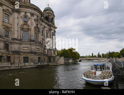 Bateau d'excursion sur la rivière Spree, à la Cathédrale de Berlin (Berliner Dom), destination touristique dans la capitale de l'Allemagne, ciel nuageux avec copie espace, Banque D'Images