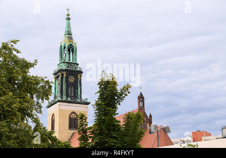 L'église Sainte-Marie (Marienkirche) dans quartier de Mitte à Berlin, la capitale de l'Allemagne, de l'exemplaire de l'espace dans le ciel avec des nuages Banque D'Images