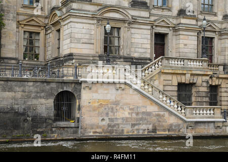 Façade avec escalier balustrade de la Berliner Dom (cathédrale de Berlin) sur la rivière Spree dans le quartier central Mitte de Berlin, habitant Banque D'Images