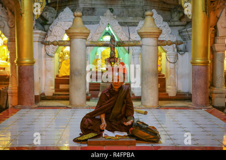 YANGON, MYANMAR - Novembre 25, 2016 : moines priant de la pagode Shwedagon à Yangon (Rangoon) au Myanmar (Birmanie) Banque D'Images