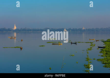 Pêche Les pêcheurs sur le lac Taungthaman Amarapura état Mandalay Myanmar (Birmanie) Banque D'Images