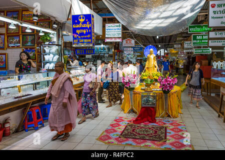 YANGON, MYANMAR - Novembre 25, 2016 : les gens du shopping au marché Bogyoke Aung San Yangon (Rangoon) au Myanmar (Birmanie) Banque D'Images