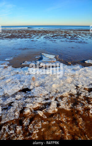 L'eau de mer congelés sur plage de Fife, en Écosse au cours de tentsmuir hiver froid. Banque D'Images