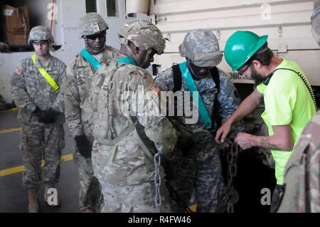 Des soldats patriotes recevoir un enseignement de l'équipage de l'Cap Trinité sur la façon de bien arrimer et sécurisé pour le transport de véhicules au cours de la 710e Bataillon de soutien de la Brigade, l'exercice de la préparation au déploiement de la mer le 25 octobre, 2016. Banque D'Images