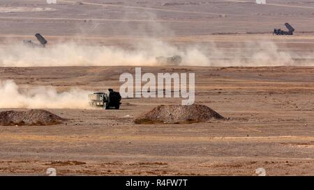 Les soldats de l'Armée royale jordanienne du 29e Bataillon HIMARS et l'ARMÉE AMÉRICAINE, 3e bataillon du 321e Régiment d'artillerie de procéder à une exécution rapide au cours d'un exercice de tir réel 25 octobre. Les deux nations continuent de s'associer pour assurer l'interopérabilité. Banque D'Images