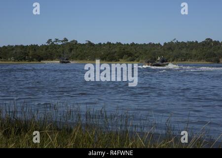 Les Marines américains avec 2e bataillon amphibie assaut, 2e Division de marines, (2d), Voies de fait MARDIV manœuvre des véhicules amphibies (AAV-7A1) par une rivière dans le cadre de la préparation au combat du Corps des Marines, de l'évaluation (MCCRE), Camp Lejeune, N.C., le 24 octobre 2016. MCCRE est une évaluation de la formation pré-déploiement conçu pour tester les compétences de Marines et de marins avec des scénarios de combat possible. Banque D'Images