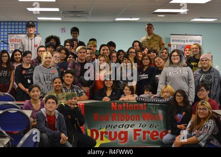 Les étudiants de l'Académie Henry Ford à San Antonio, Texas, posent pour une photo avec réserve de l'armée américaine le Sgt. 1re classe Byran Johnson, un leader de la prévention de l'unité (UPL) avec le 4e Commandement de la Force expéditionnaire du Canada (Soutien) le 24 octobre 2016, après qu'il a parlé avec eux sur les dangers de la drogue de la passerelle à l'appui de la Semaine du ruban rouge. Banque D'Images