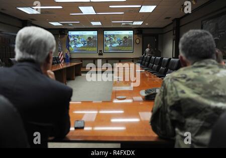 Mississippi Governor Phil Bryant et le général de l'armée américaine Janson Boyles, adjudant général de la Garde nationale du Mississippi (Mississippi), recevoir un 333e Escadron d'entraînement de la mission à Stennis Hall le 25 octobre 2016, sur la base aérienne de Keesler, au Mississippi durant sa visite à la base aérienne Keesler, Bryant a également reçu une visite du nouveau pare-brise la porte d'entrée du projet. Banque D'Images