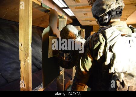 Le sergent de l'armée américaine. P. Astin cercles Muse les impacts de Sgt. Jerrell D Chevalier de la M4 carbine au 25 mètres sur la base aérienne de Chièvres, Belgique, le 24 octobre 2016. Banque D'Images