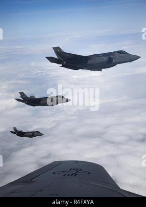 Trois F-35A Lightning II à partir de la 388e Escadron de chasse, Hill AFB, Utah, voler à côté d'une 100e Ravitaillement en vol KC-135 Stratotanker aile après ravitaillement en vol pendant un vol d'entraînement le 2 mai 2017. Les F-35 en tant que premier arrivé à RAF Lakenheath, Angleterre le 15 avril 2017, qui a marqué son premier déploiement d'entraînement en vol de l'Europe. Banque D'Images