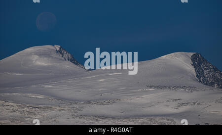 Pleine lune se couche sur la glaciation de Mt. Grossvenediger au parc national Hohe Tauern, Autriche Banque D'Images