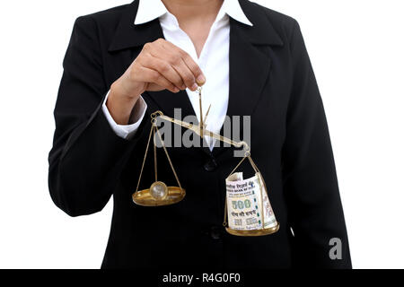 Business Woman holding l'échelle de la justice Banque D'Images