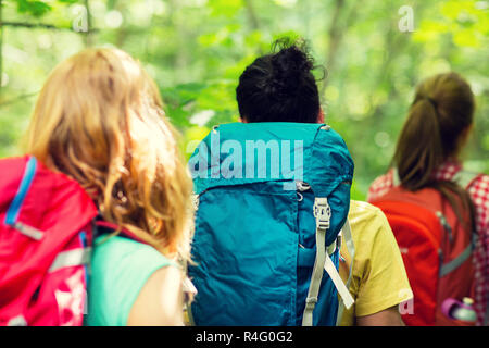 Close up d'amis avec des sacs à dos randonnée Banque D'Images
