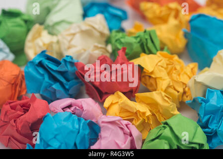 Macro boules de papier froissé multicolore Banque D'Images