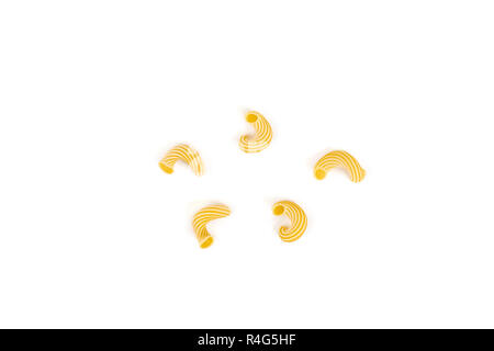 Les pâtes cavatappi avec bandes isolé sur fond blanc. Banque D'Images