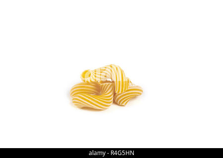 Les pâtes cavatappi avec bandes isolé sur fond blanc. Banque D'Images