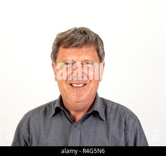 Smiling mature man avec polo gris Banque D'Images