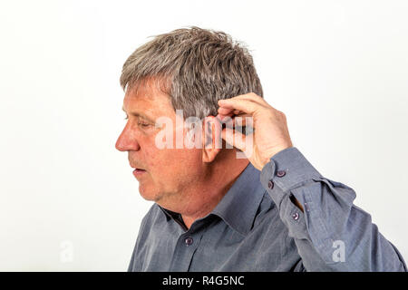 Homme met de l'aide auditive dans l'oreille Banque D'Images