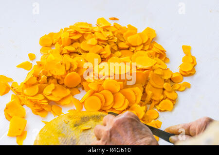 Abstract soft focus agriculteur pratique couper tranche de Zingiber,curcuma, racine de gingembre Cassumunar, Bengale root,Zingiberaceae, curcuma pour sécher.Le local f Banque D'Images