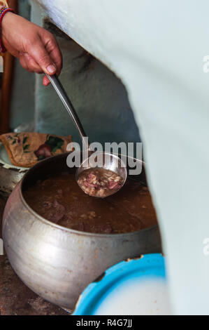 La cuisson des repas dans une poêle russe Banque D'Images