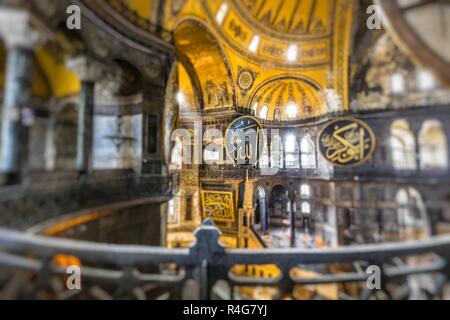 La basilique Sainte-Sophie (également appelé Hagia Sofia ou Ayasofya) architecture intérieure, célèbre monument Byzantin et merveille du monde à Istanbul, Turquie Banque D'Images