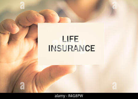 Businessman holding carte message d'ASSURANCE-VIE Banque D'Images