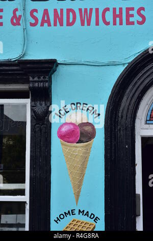 Façade bleue avec des cadres de fenêtre en bois noir d'accueil fait des sandwichs et des glaces boutique dans Kilkenny. Banque D'Images