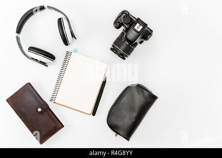 Still Life of casual man. Ordinateur portable et accessoires homme moderne Banque D'Images