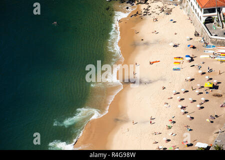 Vue aérienne de la Urca beach et maisons de quartier, Rio de Janeiro, Brésil. Banque D'Images