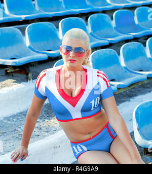 La blonde sur les mesures de sports stadium Banque D'Images