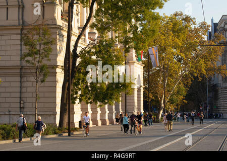 Les gens qui marchent à la Place Kossuth Lajos, Budapest, Hongrie Banque D'Images