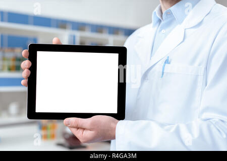 Close-up vue partielle de médecin in lab coat showing digital tablette avec écran vide Banque D'Images